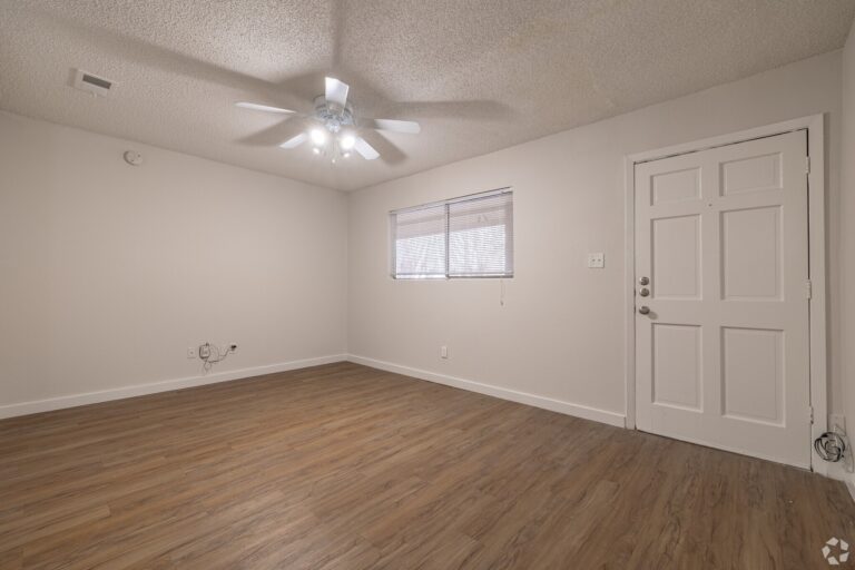 bouldin-creek-apartments-austin-tx-2bd-1ba---820sf---living-room (1)
