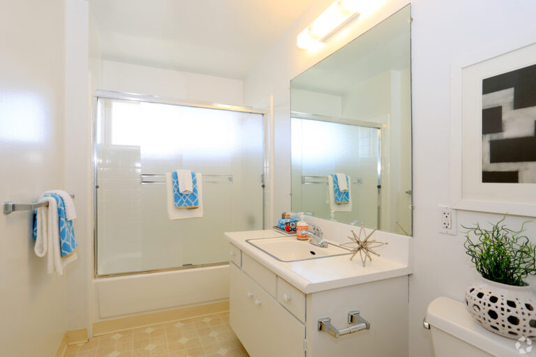 crestview-apartments-belmont-ca-2bedroom-bathroom