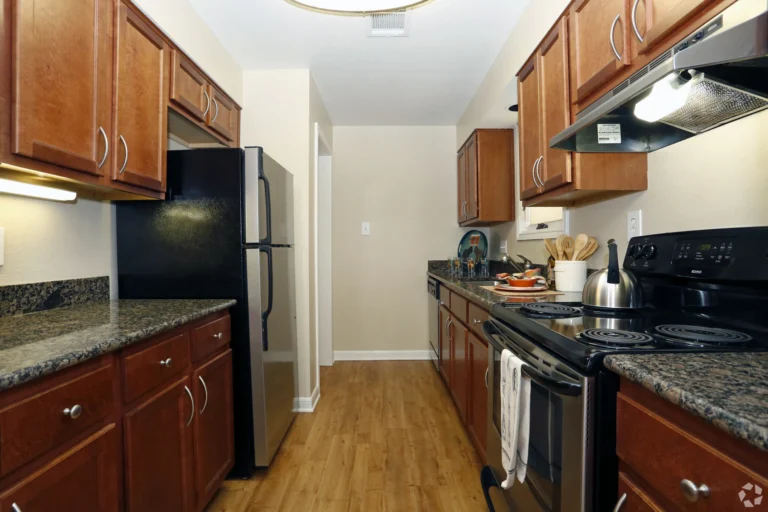 the-tuscany-apartments-austin-tx-1000sf2-bedroomkitchen